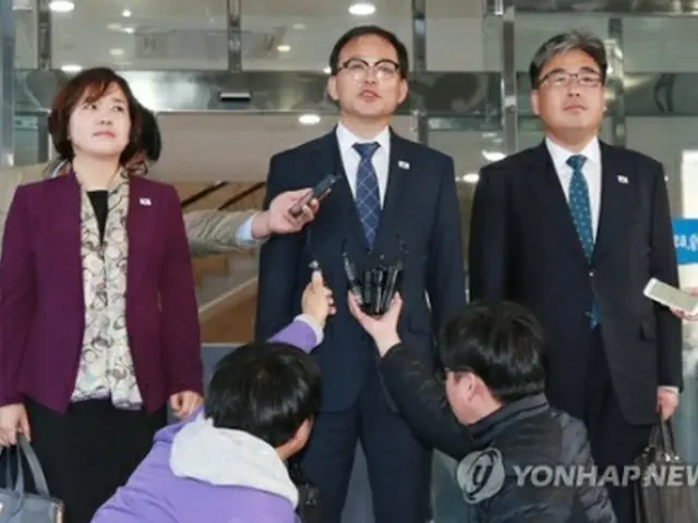 出発前に記者団の質問に答える朴山林庁次長（中央）ら韓国代表団＝22日、ソウル（聯合ニュース）