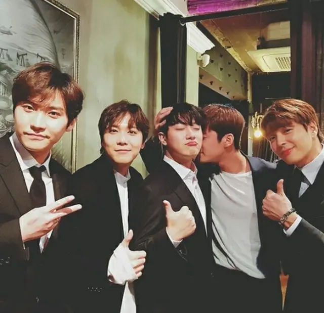 韓国バンド「FTISLAND」“マンネ”(＝末っ子)のチェ・ミンファンとユルヒ（元LABOUM）の結婚式に出席したメンバーたちの姿が公開された。（写真提供:OSEN）