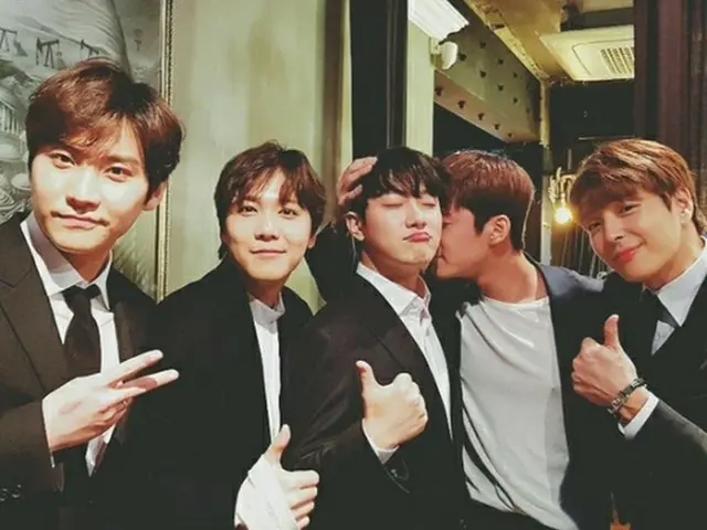 韓国バンド「FTISLAND」“マンネ”(＝末っ子)のチェ・ミンファンとユルヒ（元LABOUM）の結婚式に出席したメンバーたちの姿が公開された。（写真提供:OSEN）