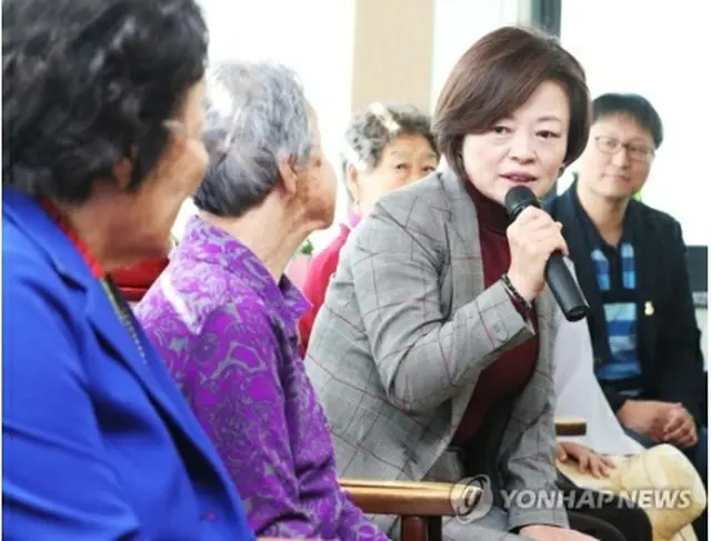 今月11日に慰安婦被害者が共同生活を送る施設「ナヌムの家」（京畿道広州市）を訪れたときの陳長官＝（聯合ニュース）