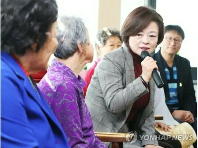 今月11日に慰安婦被害者が共同生活を送る施設「ナヌムの家」（京畿道広州市）を訪れたときの陳長官＝（聯合ニュース）