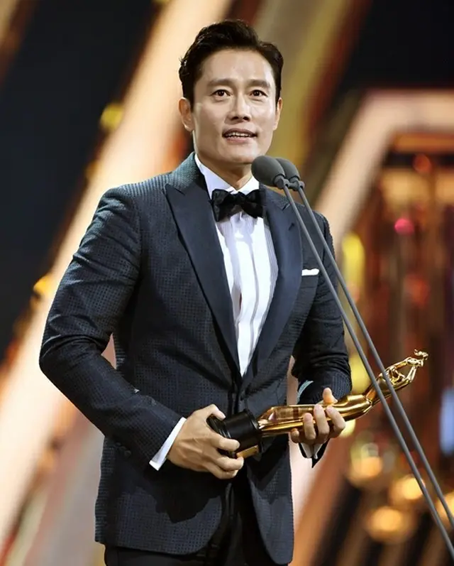 俳優イ・ビョンホンが「第2回ザ・ソウルアワード」で男優主演賞を受賞し、妻イ・ミンジョンへの感謝と愛情を示した。（提供:OSEN）