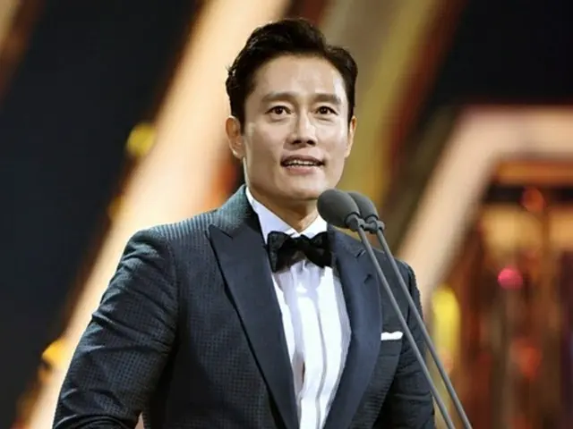 俳優イ・ビョンホンが「第2回ザ・ソウルアワード」で男優主演賞を受賞し、妻イ・ミンジョンへの感謝と愛情を示した。（提供:OSEN）