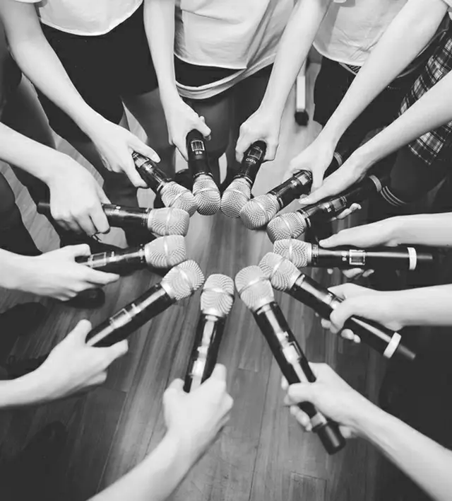 「IZ*ONE」、デビューステージを目前にし”マイクを手にして円陣”（画像:公式SNS）