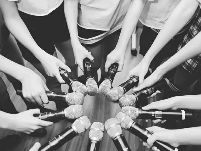 「IZ*ONE」、デビューステージを目前にし”マイクを手にして円陣”（画像:公式SNS）