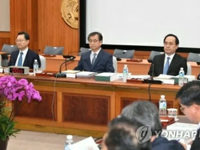 国政監査に出席した国情院の徐薫（ソ・フン）院長（左から3人目）ら＝31日、ソウル（聯合ニュース）