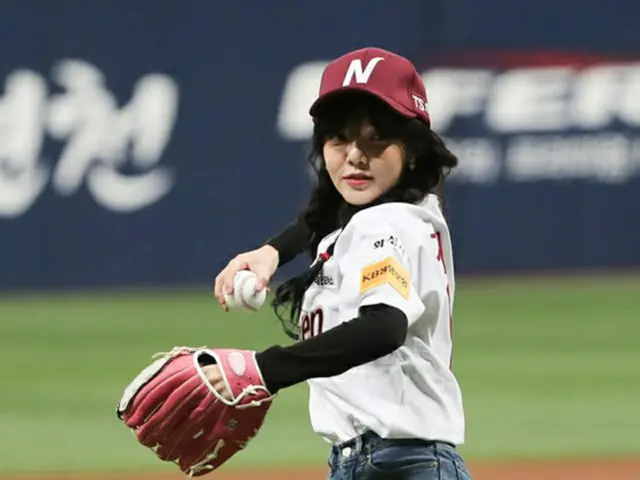＜野球＞「AOA」ジミン、プレーオフで始球式…優れたフォームに視線集中