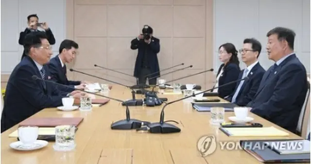 南北体育当局会談の様子、右側が韓国（写真共同取材団）＝２日、開城（聯合ニュース）