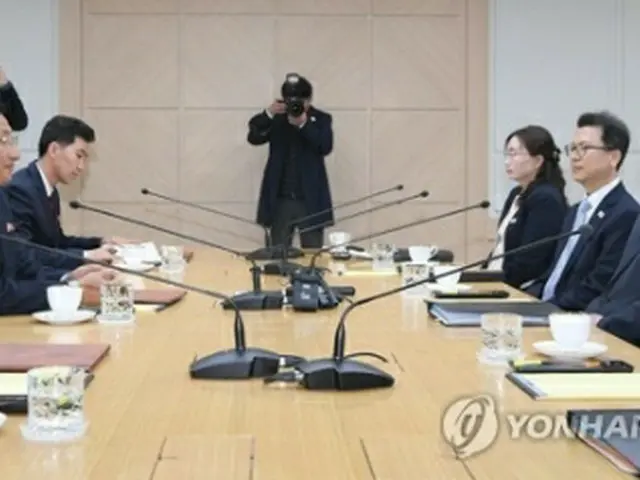 南北体育当局会談の様子、右側が韓国（写真共同取材団）＝２日、開城（聯合ニュース）