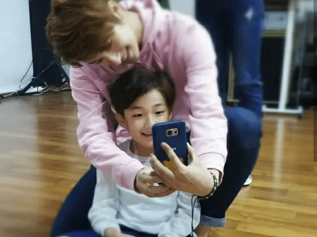 10歳以上離れた弟をとても可愛がっているアイドルがいる。その人物とは…韓国ボーイズグループ「SNUPER」のセビン。(写真提供:OSEN)