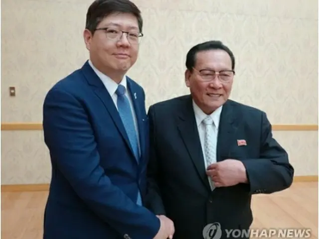 韓国側民和協の金弘傑（キム・ホンゴル）代表常任議長（左）と北朝鮮側民和協の金永大（キム・ヨンデ）会長（資料写真）＝（聯合ニュース）