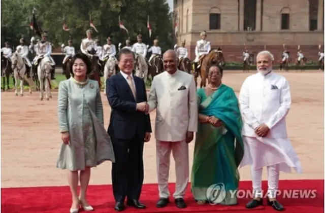 ７月に文大統領とインドを訪問した際、モディ首相（右端）らと記念撮影する金正淑氏（左端、資料写真）＝（聯合ニュース）