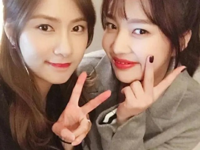 韓国ガールズグループ「Apink」のオ・ハヨンと「Red Velvet」のジョイは、1996年生まれの同級生！（写真提供:OSEN）