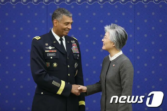 韓国外相、離任の在韓米軍司令官へ「韓国の良き友人でいてほしい」