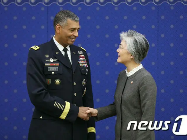 韓国外相、離任の在韓米軍司令官へ「韓国の良き友人でいてほしい」
