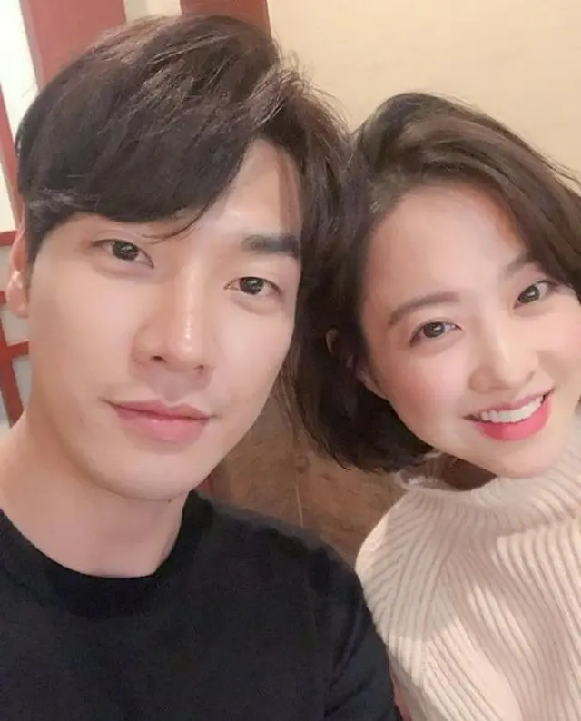 韓国俳優キム・ヨングァンが、女優パク・ボヨンと打ち上げでの写真を公開した。（写真提供:OSEN）