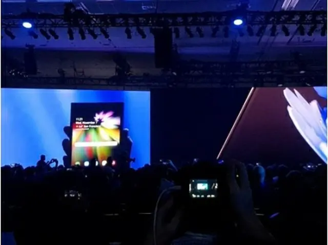 サムスン電子が公開した折り畳めるディスプレー（同社提供）＝７日、サンフランシスコ（聯合ニュース）