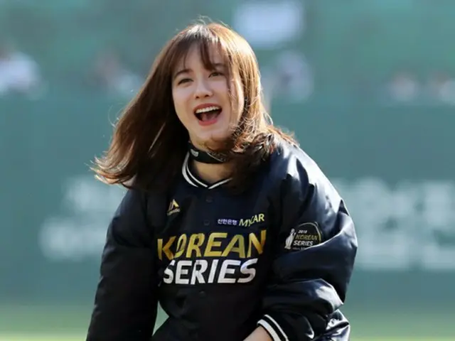 ”花男”女優ク・ヘソン、韓国シリーズ5戦目の始球式に登場