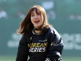 ”花男”女優ク・ヘソン、韓国シリーズ5戦目の始球式に登場