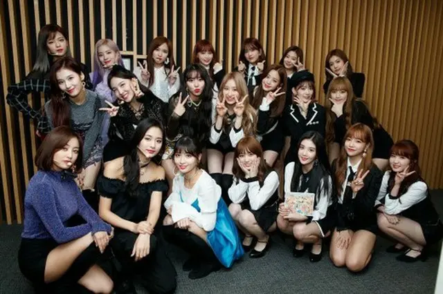 韓国ガールズグループ「TWICE」と「IZ*ONE」が、Mnetの音楽番組「Mカウントダウン」の現場で対面した。（写真提供:OSEN）