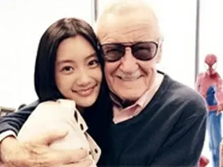 女優クララ、“マーベルの父”故スタン・リーとの抱擁写真を掲載し哀悼