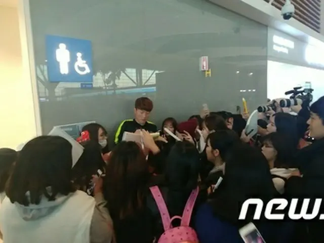 ベント号大人気、サッカー韓国代表にサイン求めるファンで空港混乱… トイレの前でサイン会