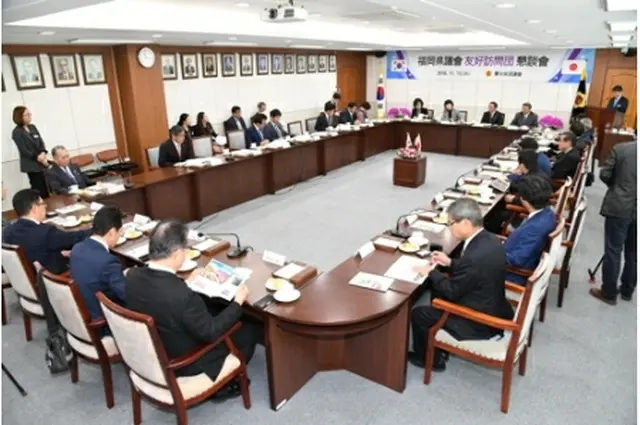 慶尚南道議会と福岡県議会の懇談会（道議会提供）＝１３日、昌原（聯合ニュース）