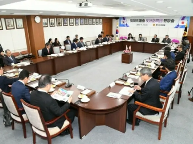 慶尚南道議会と福岡県議会の懇談会（道議会提供）＝１３日、昌原（聯合ニュース）