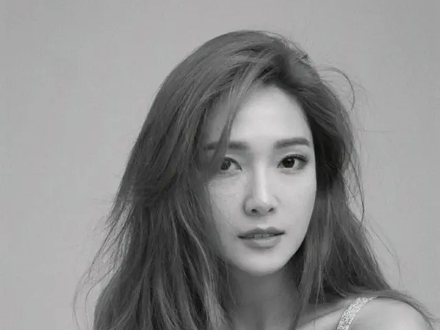 歌手ジェシカ、モノクロ写真でも“女神級”…ロングヘアにラフな衣装で近況公開（提供:news1）