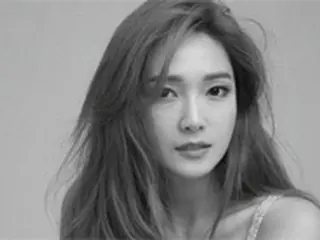 歌手ジェシカ、モノクロ写真でも“女神級”…ロングヘアにラフな衣装で近況公開