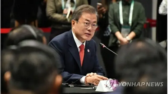 韓・ASEAN首脳会議で発言する文大統領＝14日、シンガポール（聯合ニュース）