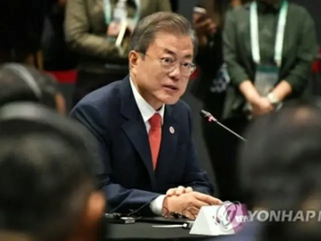 韓・ASEAN首脳会議で発言する文大統領＝14日、シンガポール（聯合ニュース）