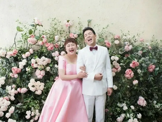 韓国お笑い界の公式カップルであるホン・ユンファとキム・ミンギのウェディング写真が公開され、“ハッピーウイルス”が広がっている。（写真提供:OSEN）