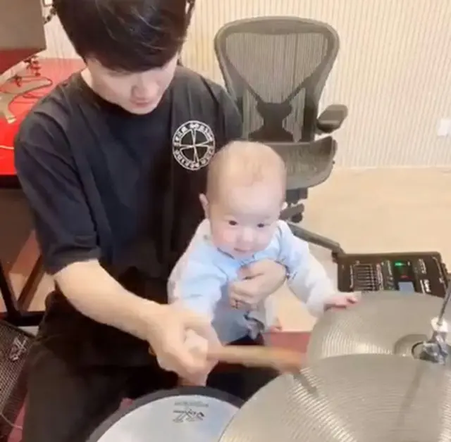 韓国バンド「FTISLAND」のチェ・ミンファンが、息子とドラム遊びをする様子を公開した。（提供:OSEN）