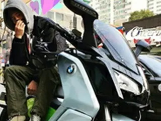 【トピック】俳優ソン・ジェリム、遅刻しそうな受験生をバイクで送り届ける!?