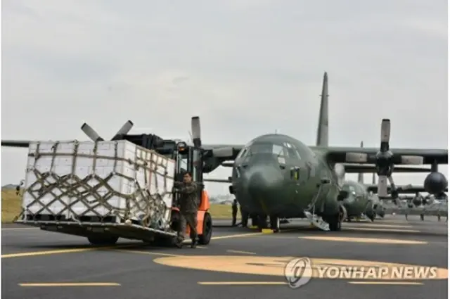 ミカンを搭載して北朝鮮に向かう準備をしている軍輸送機（国防部提供）＝11日、済州（聯合ニュース）