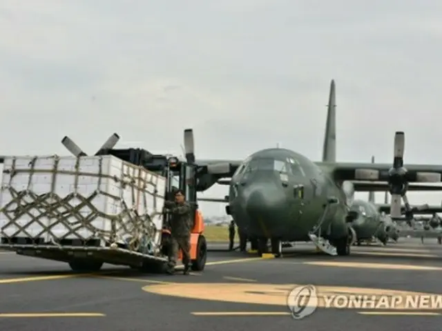 ミカンを搭載して北朝鮮に向かう準備をしている軍輸送機（国防部提供）＝11日、済州（聯合ニュース）