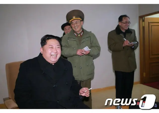 正恩氏、新兵器の実験現場を視察＝火星15型以降、1年ぶり