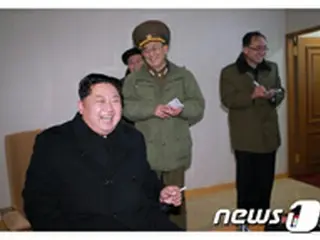 正恩氏、新兵器の実験現場を視察＝火星15型以降、1年ぶり
