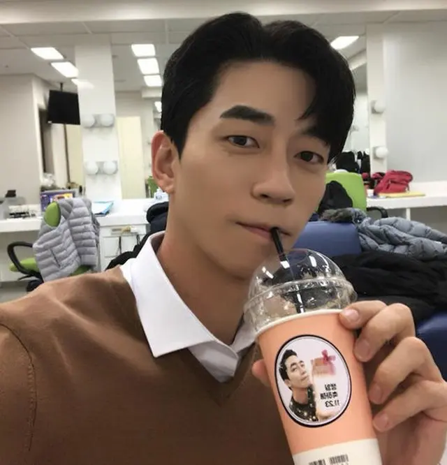 コン・ユ、ハン・ジミンがプレゼントしてくれたコーヒーを飲んでいるシン・ソンロク。（提供:OSEN）