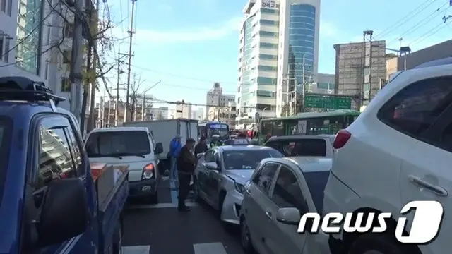 東大門で市内バスが車両10台を巻き込む衝突事故…10人搬送＝韓国