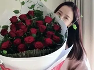 【トピック】Microdot＆ホン・スヒョン、カップルリングとバラの花束で幸せいっぱいをアピール