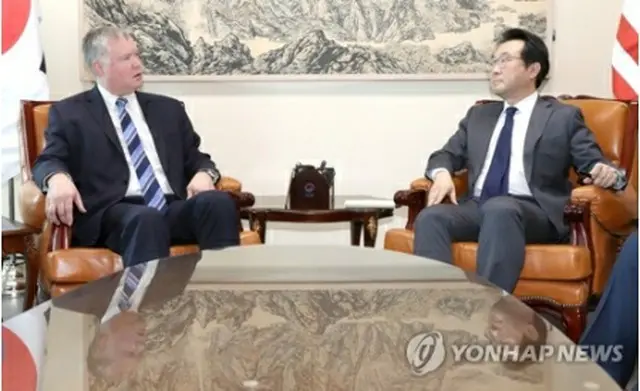 李本部長と米国務省のビーガン北朝鮮担当特別代表は20日（現地時間）にワシントンで作業部会の初会合を開いた。写真は10月末にソウルで両氏が会談したときの様子＝（聯合ニュース）