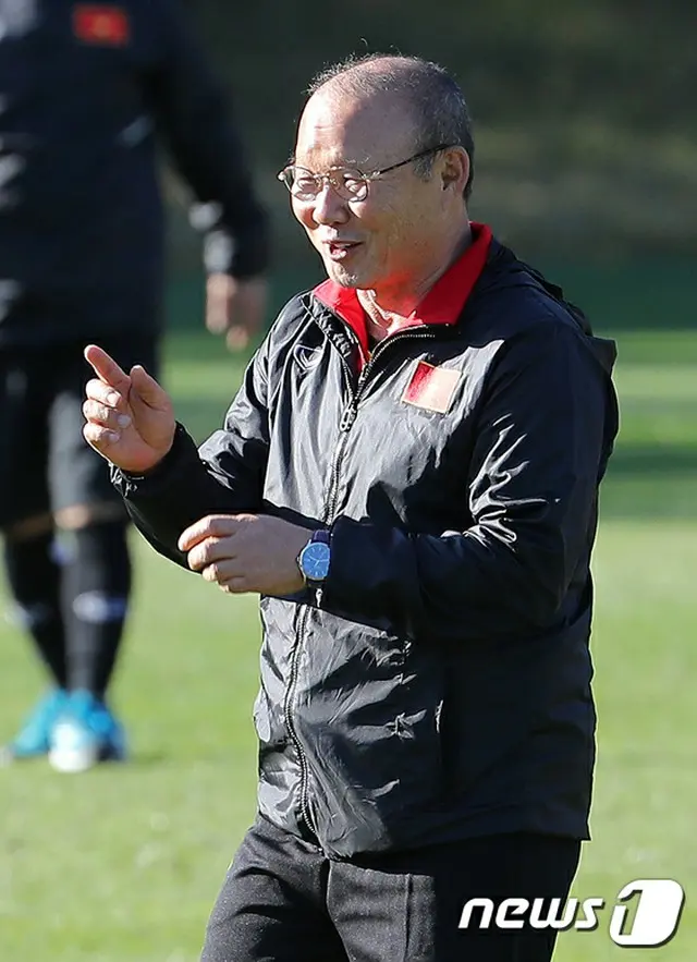 ＜サッカー＞ベトナム代表パク・ハンソとカンボジア代表本田圭佑、日韓指導者対決は実現せず（提供:news1）