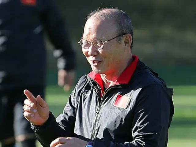 ＜サッカー＞ベトナム代表パク・ハンソとカンボジア代表本田圭佑、日韓指導者対決は実現せず（提供:news1）