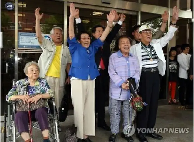 ２０１５年６月、二審でも訴えが認められて喜ぶ原告側関係者（資料写真）＝（聯合ニュース）