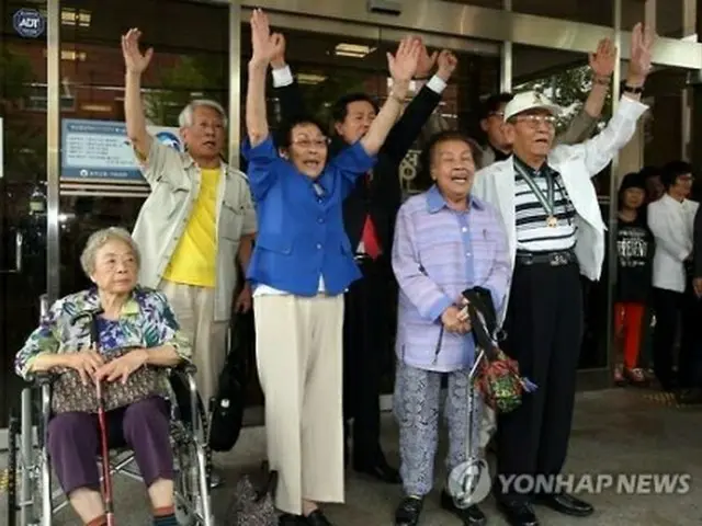 ２０１５年６月、二審でも訴えが認められて喜ぶ原告側関係者（資料写真）＝（聯合ニュース）