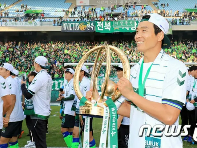 ＜サッカー＞“39歳レジェンド”イ・ドングク、全北現代と1年間の再契約