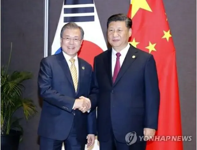 アジア太平洋経済協力会議（ＡＰＥＣ）首脳会議に出席するために訪れたパプアニューギニアで会談した文大統領と習主席＝（聯合ニュース）