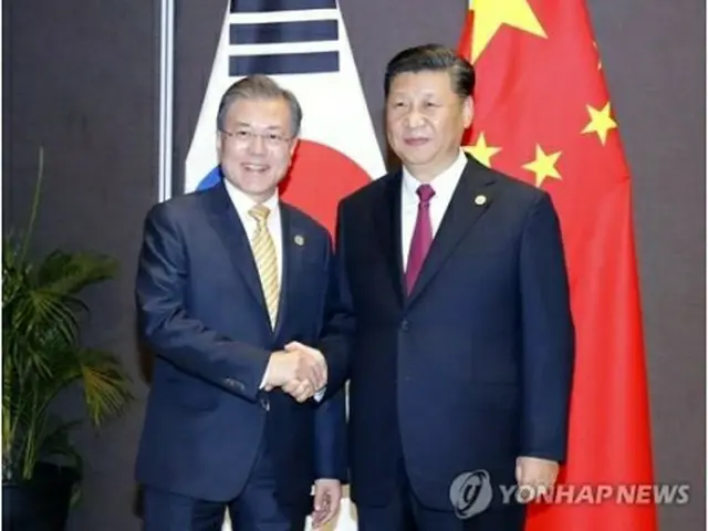 アジア太平洋経済協力会議（ＡＰＥＣ）首脳会議に出席するために訪れたパプアニューギニアで会談した文大統領と習主席＝（聯合ニュース）